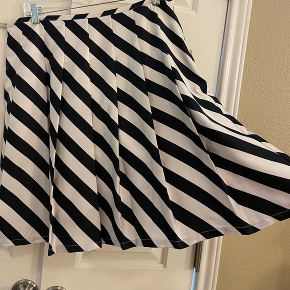 Navy and cream stripped skirt - Picture 2 of 3